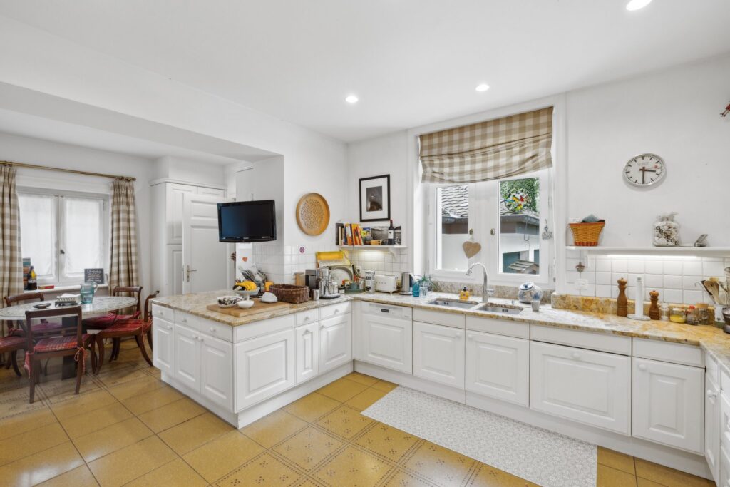 backbone_544867-B_127_WEB