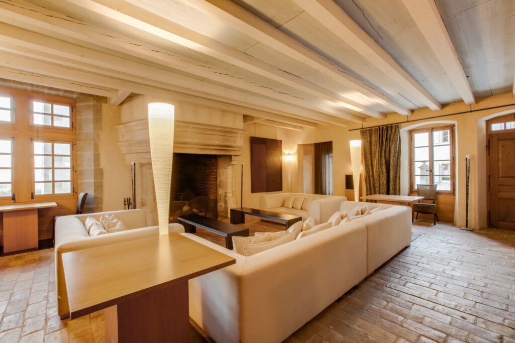 grande salle cheminée